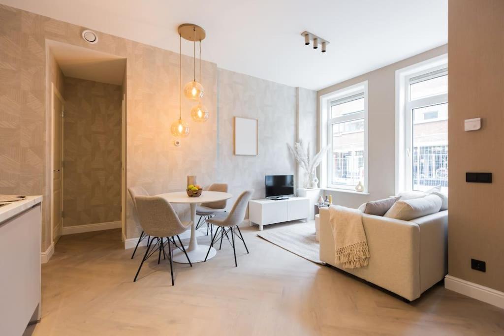 Haya Beachhouse - Queen * Den Haag